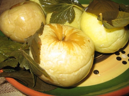 Мочені яблука і патисони в банках або бочці – рецепт приготування мочених яблук з патисонами на зиму.