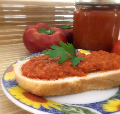 Домашня лютениця по болгарськи на зиму – як приготувати. Смачний рецепт з перцю і помідорів.