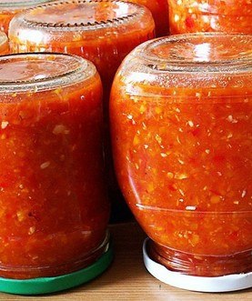 Домашня аджика з помідорів і часнику на зиму – швидкий рецепт томатної аджики в домашніх умовах.