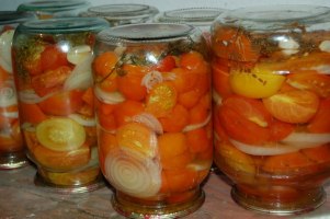 Смачний рецепт: помідори часточками в желатині на зиму – як приготувати помідори з цибулею в домашніх умовах.