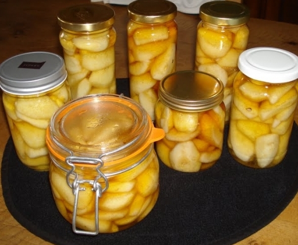 Солодкі груші консервовані у власному соку на зиму – простий домашній рецепт заготовки.