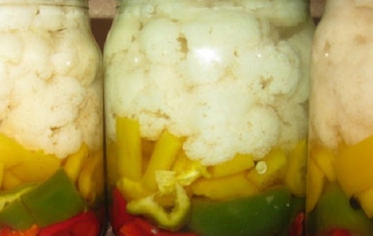 Консервований перець з цвітною капустою – рецепт заготовки на зиму з холодним маринадом.