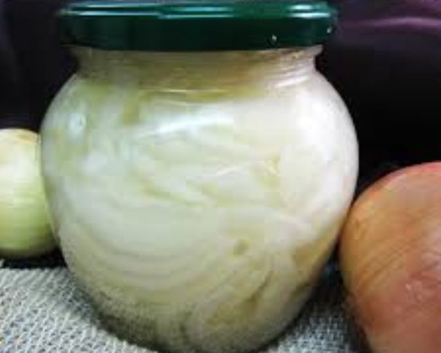 Маринована цибуля швидко – легкий рецепт як маринувати цибулю в оцті для салату або просто як смачну закуску.