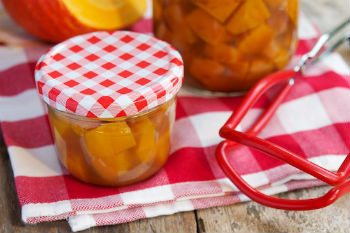 Консервований гарбуз в яблучному соку – рецепт апетитної домашньої заготовки з гарбуза на зиму з додаванням прянощів.