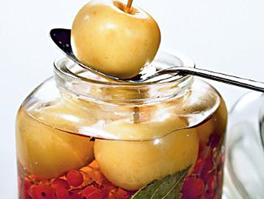 Червона горобина мочена з яблуками – простий рецепт смачної і корисної заготовки з горобини на зиму.