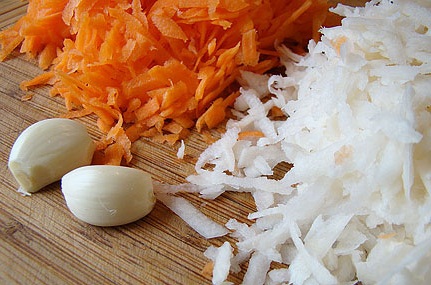 Пікантна консервована морква з петрушкою і часником в яблучному соку – швидкий рецепт оригінальної заготовки з моркви.