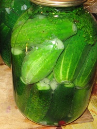 Смачні консервовані огірки на зиму – рецепт розповість, як робиться триразова заливка огірків.