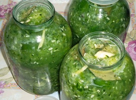 Гострі і хрусткі малосольні огірки в каструлі у власному соку – незвичайний рецепт як зробити малосольні огірки холодним способом.
