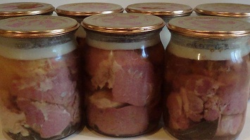 Простий рецепт тушкованого м’яса з свинини на зиму або як приготувати свинячий гуляш про запас.