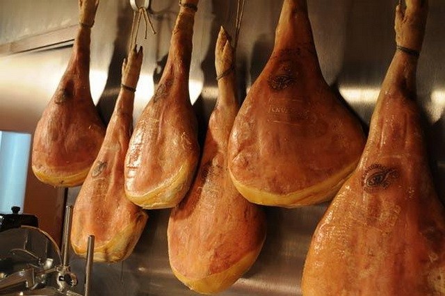 Солоний домашній свинячий окіст – як приготувати окіст зі свинини в домашніх умовах.