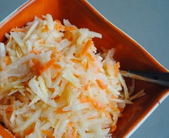 Зимовий салат: яблука, хрін та морква – дуже смачна заготовка з хрону на зиму