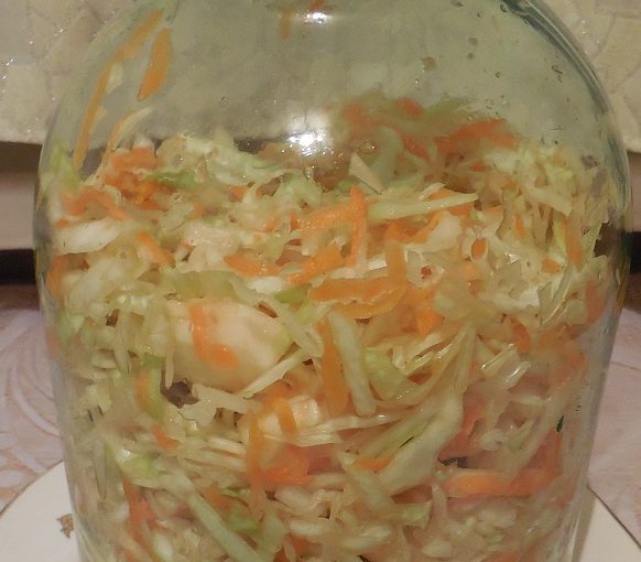 Швидка квашена капуста без оцту – як приготувати квашену капусту швидкого приготування з морквою і яблуками – рецепт з фото