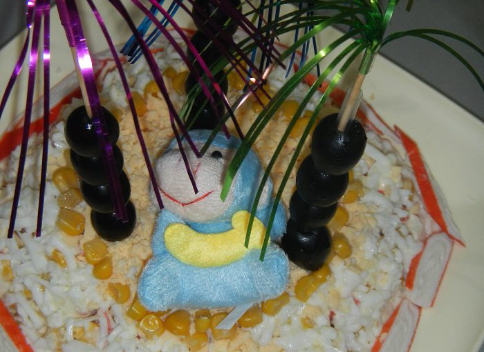 Новорічне оформлення салату з крабовими паличками Пальмовий острів.