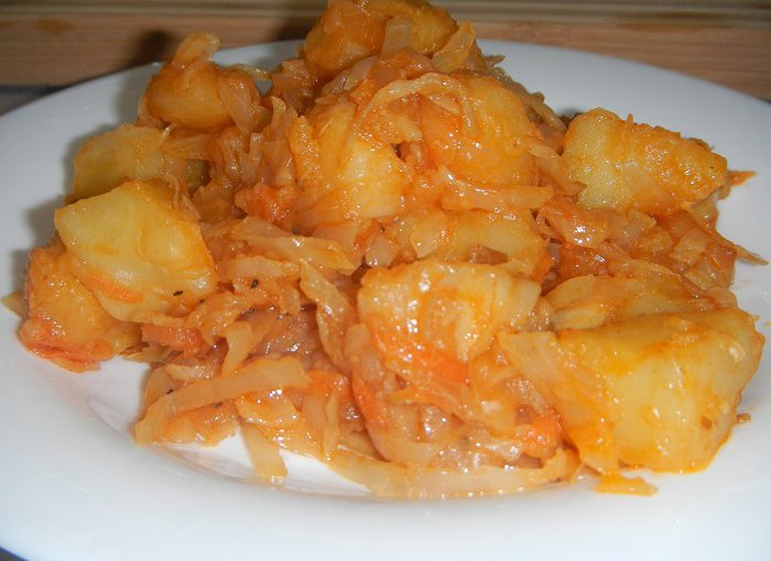 Овочеве рагу з картоплею і капустою в мультиварці, горщиках або в каструлі