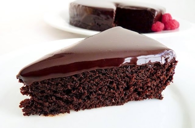 Пісний шоколадний торт без яєць та молока – супер-вологий бісквіт з какао-порошку на рослинній олії