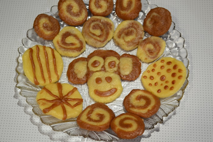 Веселе двокольорове дитяче фігурне печиво або пісочне печиво в мікрохвильовці за 5 хвилин