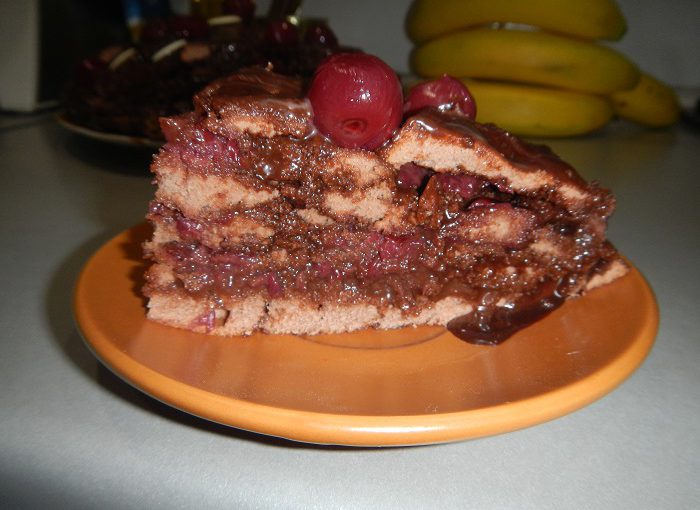 Торт Вишня в шоколаді – домашній медовий бісквітний торт з вишнею та зі згущеним молоком