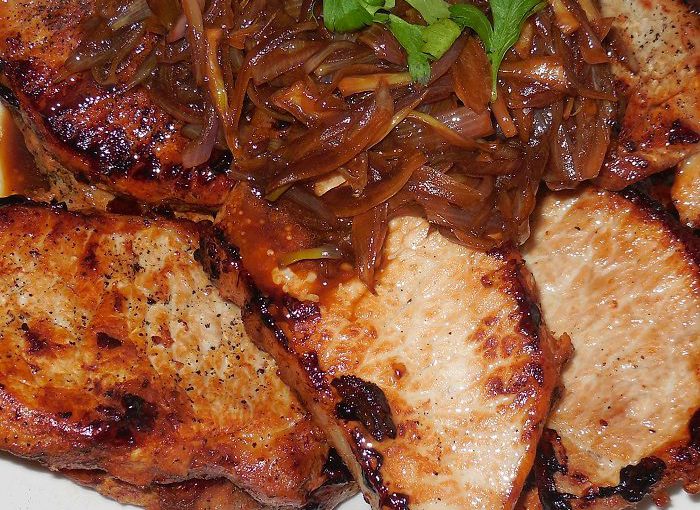 Соковитий свинячий стейк з цибулею – як приготувати смачний стейк в мультиварці
