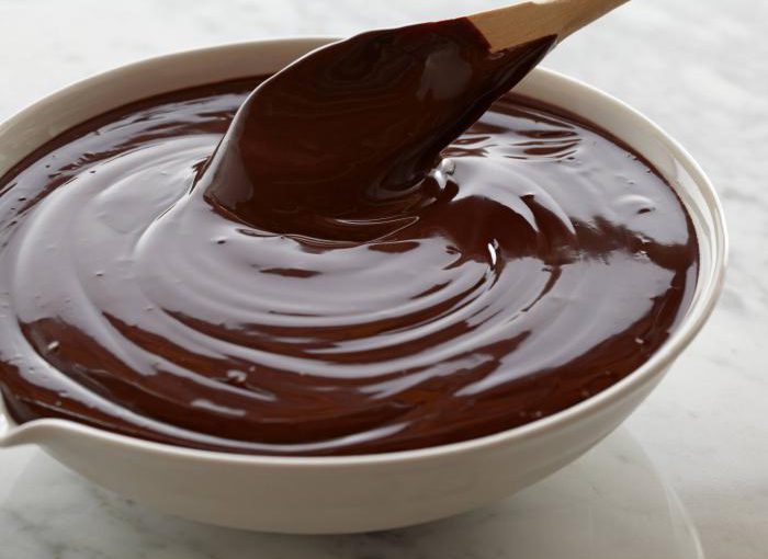 Хороша шоколадна глазур з какао, сметани, молока і масла