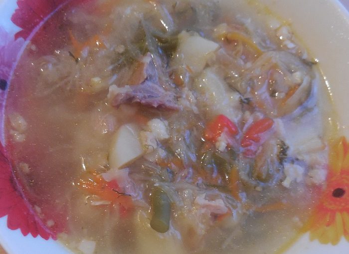 Капусняк з квашеної капусти в мультиварці – смачний кислий суп з язиком і заправкою з часнику і сала