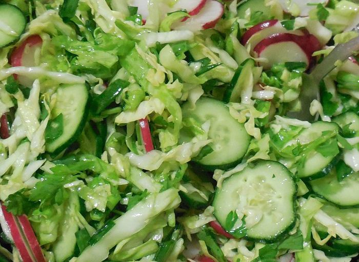 Легкий і смачний весняний салат з капусти, редису та огірків без майонезу