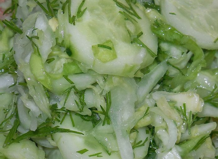 Дуже смачний салат з молодої капусти з огірками, оцтом і олією