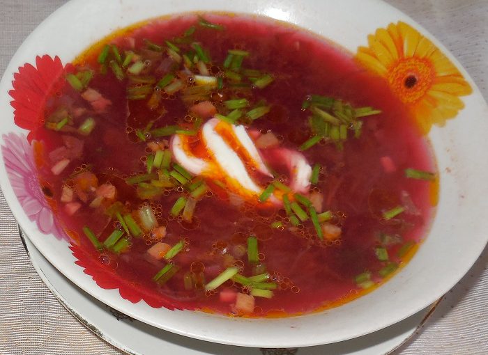 Класичний гарячий буряковий суп з м’ясом – готуємо борщ без капусти