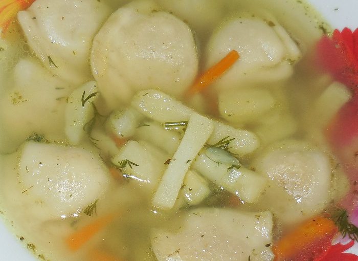Бабусин овочевий суп з пельменями, обсмаженими у вершковому маслі