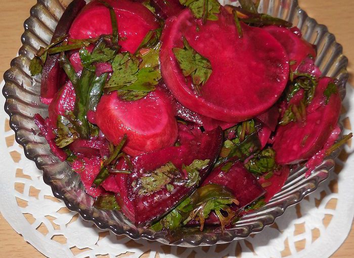 Маринована редиска з буряком і зеленою цибулею – смачний салат з редиски