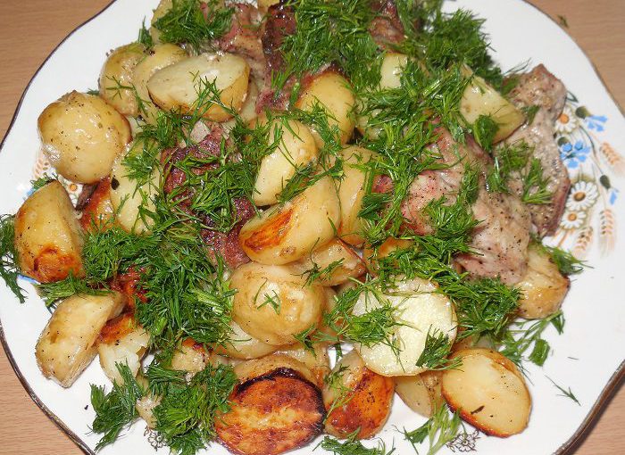 Молода картопля запечена з м’ясом в рукаві в духовці – дивовижно смачна