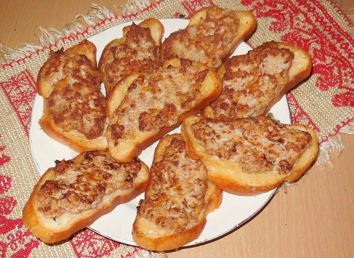 Гарячі бутерброди з фаршем смажені на сковороді – смачна закуска та перекус