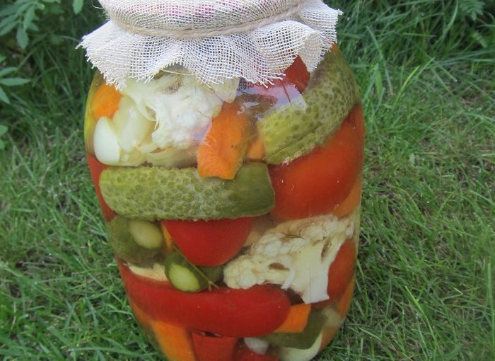 Овочеве асорті – як маринувати огірки з помідорами, цвітною капустою, кабачком і болгарським перцем