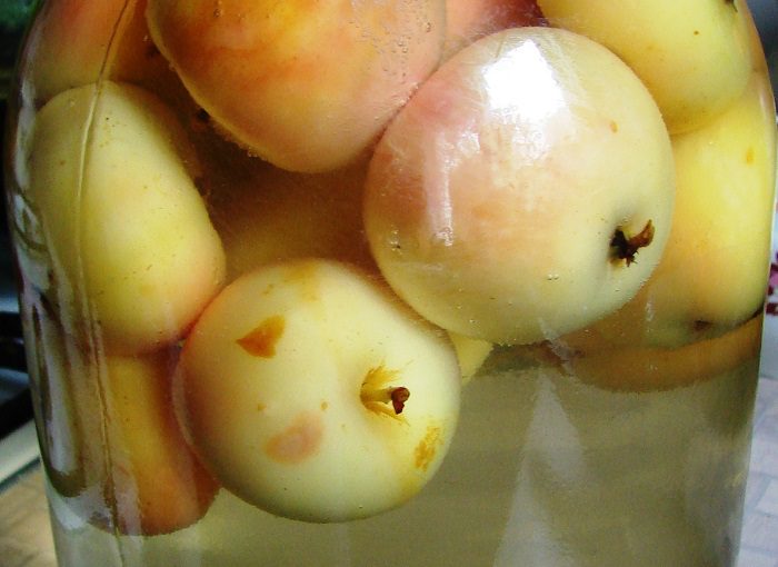 Швидкий компот з садових яблук на зиму без стерилізації