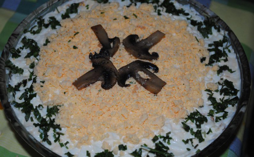 Шаровий салат з грибами, сиром, яйцем, яблуком і майонезом