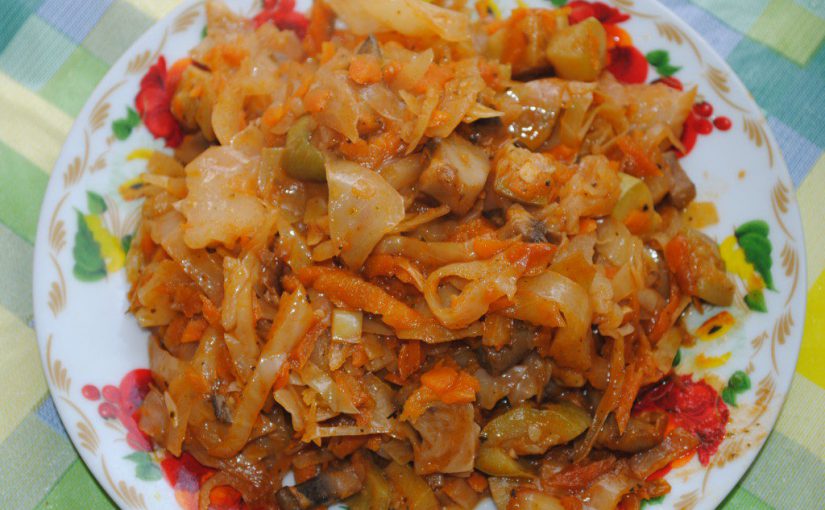 Тушкована капуста з грибами, томатною пастою або соком на сковороді