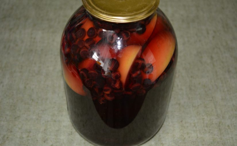 Консервований компот з яблук і чорноплідної горобини на зиму без стерилізації