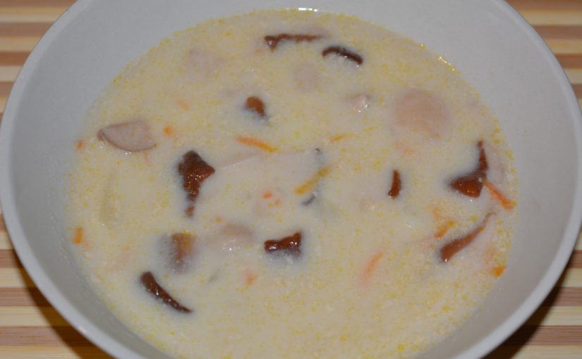 Смачний суп зі свіжих білих грибів з плавленим сиром