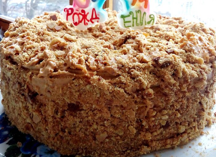 Торт Рижик із згущонкою – заварний медовий торт з масляним кремом
