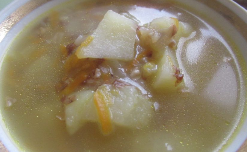 Простий гречаний суп на курячому бульйоні