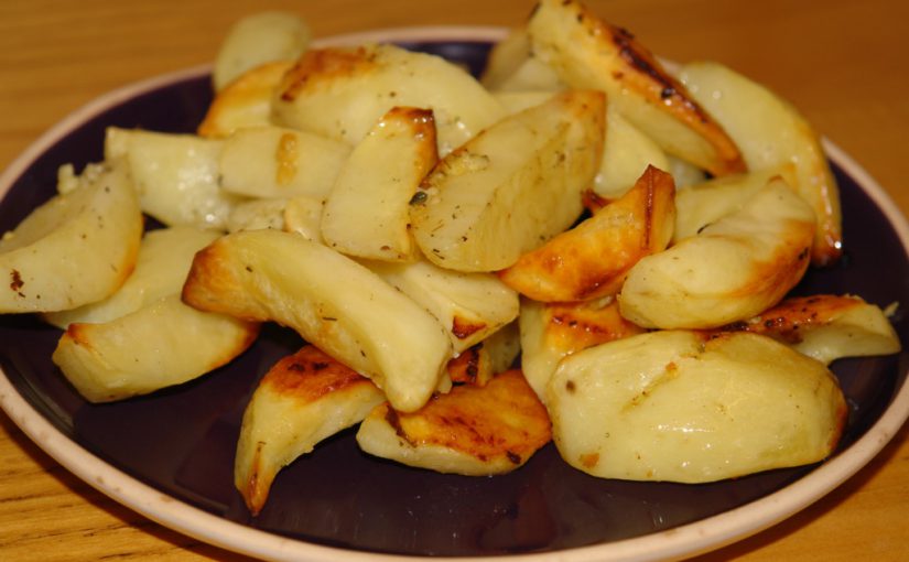 Картопля, запечена дольками в духовці, з часником
