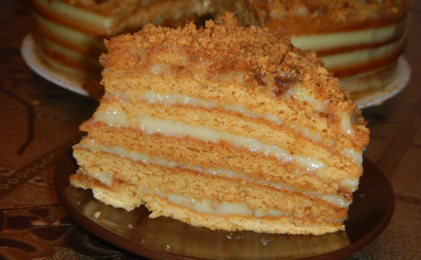 Медовик з заварним кремом – класичний ніжний торт з медовими коржами