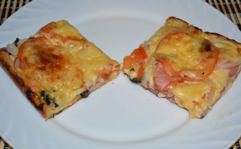 Подвійна домашня піца з ковбасою і грибами – швидке тісто для піци на сметані і майонезі