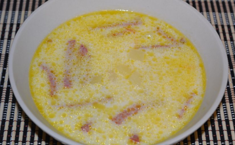 Смачний сирний суп з плавленим сиром, вермішеллю та копченою ковбасою