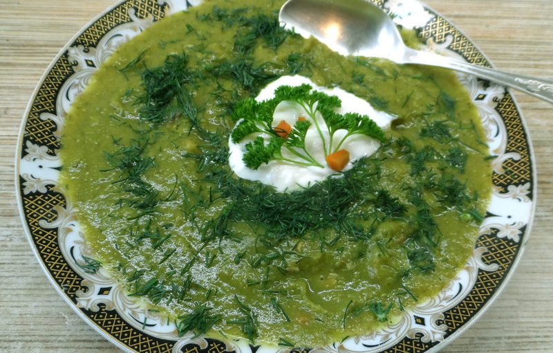 Зелений суп-пюре з брокколі, шпинату, спаржевої квасолі та інших овочів