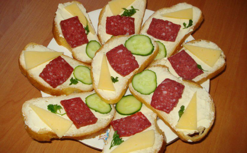 Смачні бутерброди з ковбасою, сиром і огірком