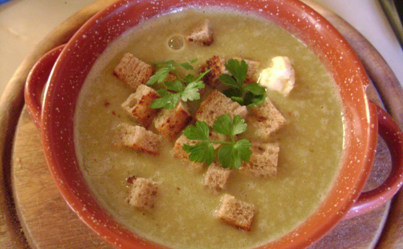 Суп-пюре з сочевиці з селерою, шпинатом і топінамбуром