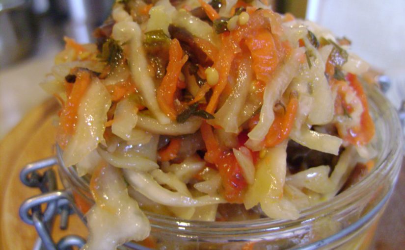 Маринований баклажановий салат з капустою, морквою і часником на зиму