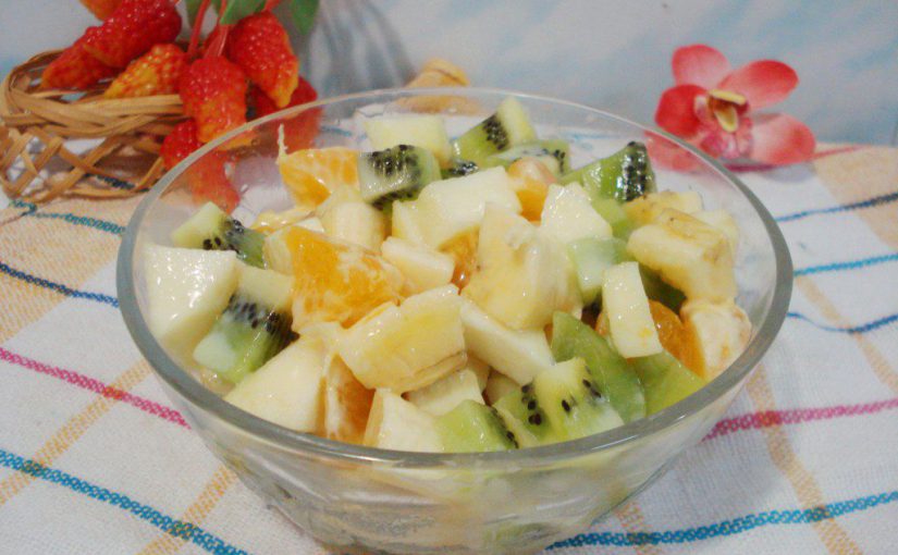Смачний фруктовий салат зі згущеним молоком – приготування за п’ять хвилин