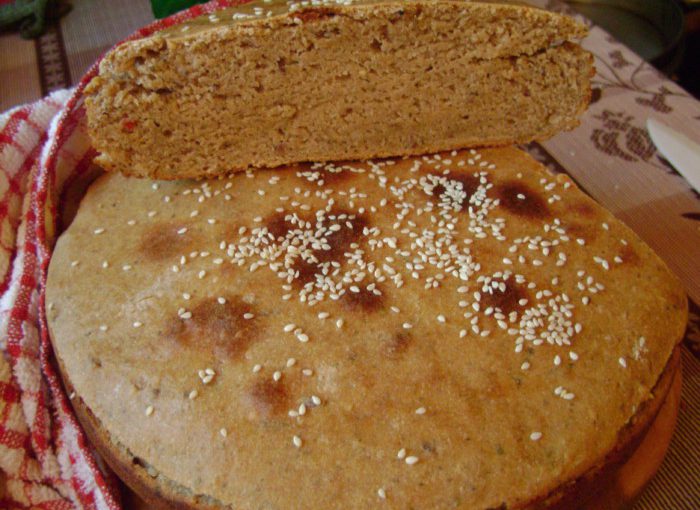 Домашній бездріжджовий хліб з кунжутом, гарбузовим насінням та прянощами