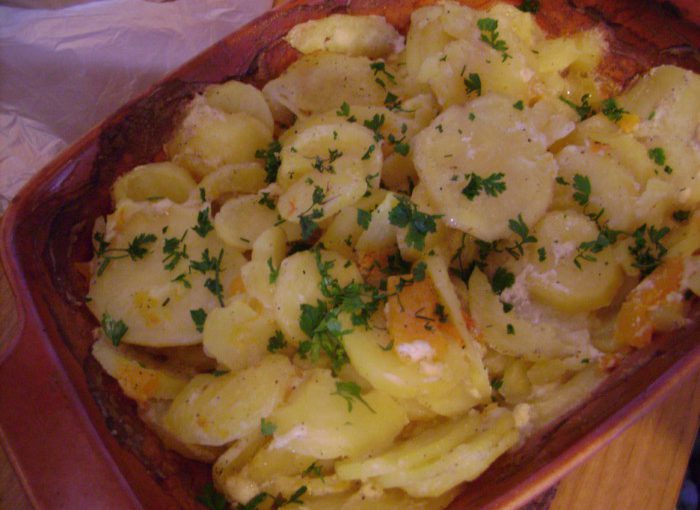 Смачна запечена в духовці картопля з гарбузом і вершками